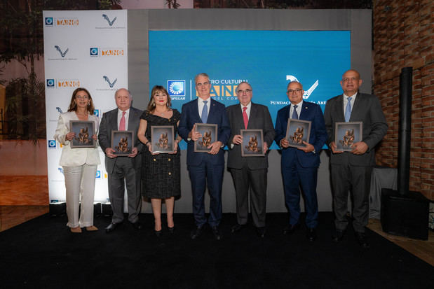 De izquierda a derecha, los señores Carmen Rita Cordero, Rafael del Toro, Antonia Antón de Hernández, René Grullón Finet, Manuel García Arévalo, Juan Lehoux y José Enrique Delmonte.