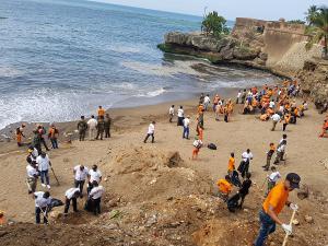 El Ministerio de Obras Públicas refuerza brigadas que retiran basura del Malecón tras 18 días de trabajo