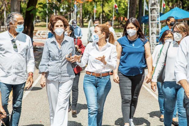 Carolina Mejía junto a junta de vecinos en La Esperilla.