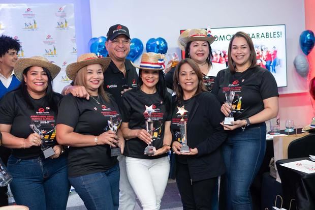 Detrás al centro Ignacio Glass y Sulin Lantigua de Glass con equipo de venta ganadora.