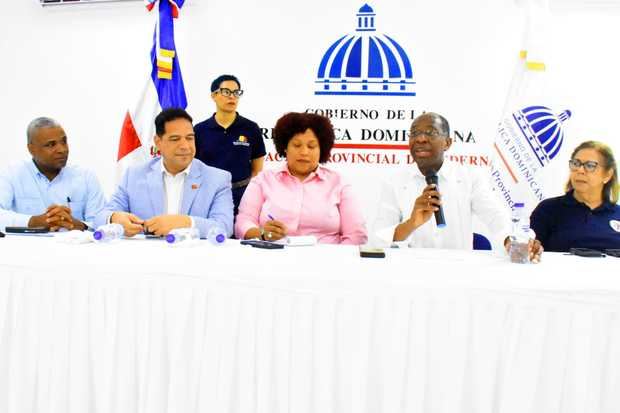MITUR e instituciones estatales presentan oportunidades de programa emprendedores y mipymes de Pedernales.