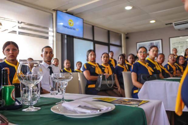 Más de 300 estudiantes de Tripulantes VIP fueron instruidos en técnicas refinadas de etiqueta, protocolo y servicio de primera clase en las sedes de Santo Domingo y Santiago.