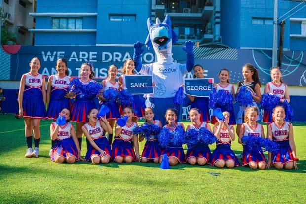 Estudiantes del Saint George School y su mascota de los Dragones.