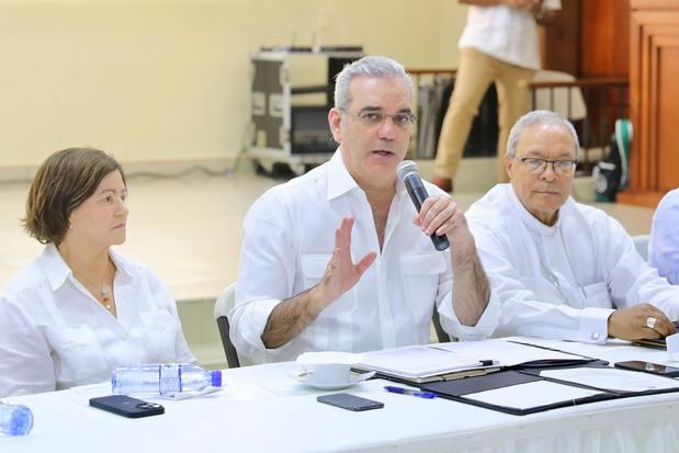 Más temprano, el presidente Abinader encabezó este viernes una mesa de trabajo con funcionarios del Gobierno y presidentes de juntas de vecinos,