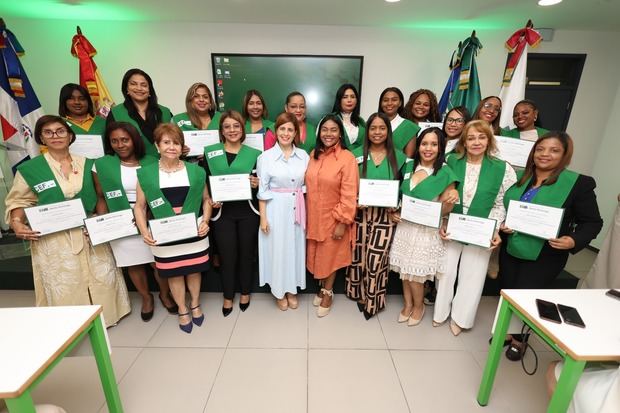 CEF.- Santo Domingo gradúa 120 mujeres en liderazgo femenino para la administración pública.