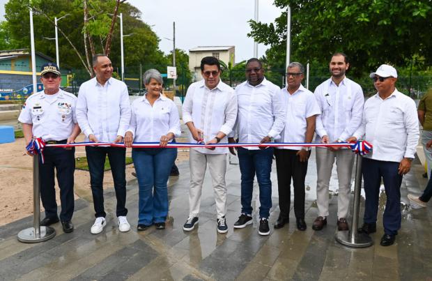 David Collado entrega remozada Plaza Marcelino Marte (Canito), en Guayacanes