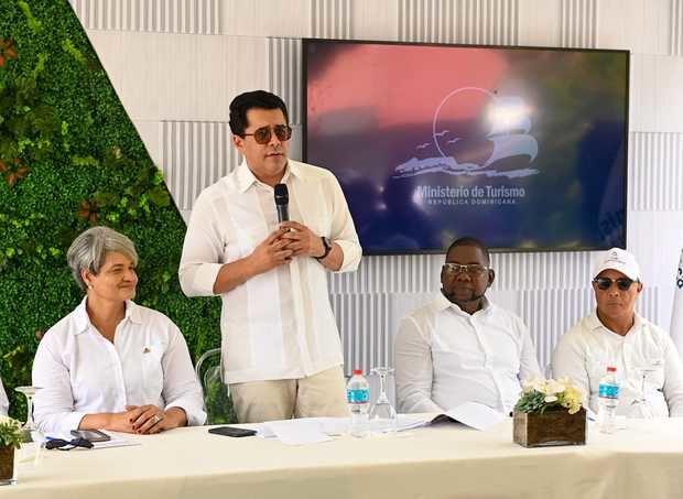 David Collado entrega remozada Plaza Marcelino Marte (Canito), en Guayacanes.