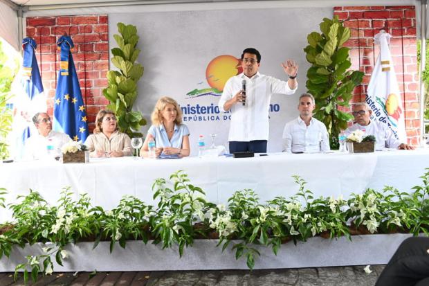 Ministro de Turismo deja iniciadas las obras del Programa de Mejoramiento de Viviendas en Ciudad Colonial