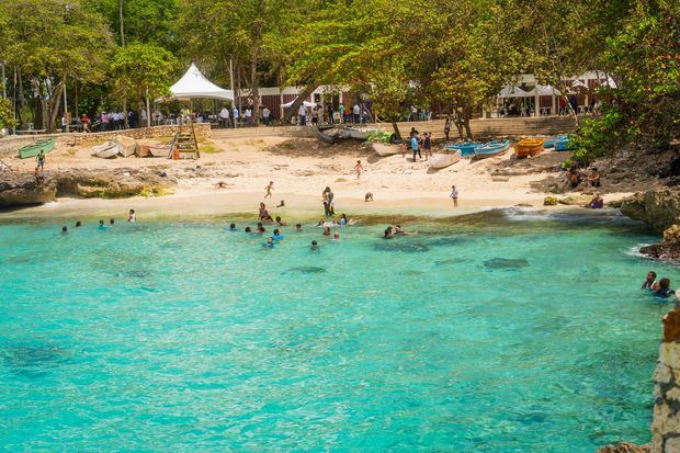 Collado recorre parque submarino La Caleta e informa entrega en 30 días.
