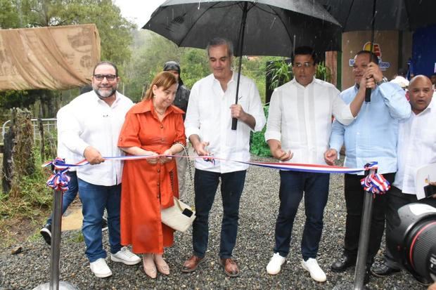 Presidente Abinader y ministro Collado inauguran carretera de acceso a salto de Aguas Blancas en Constanza