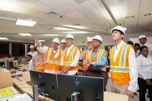 El ministro Joel Santos y el presidente Luis Abinader, mientras realizaban una inspección en la planta Energas 4, en San Pedro de Macorís