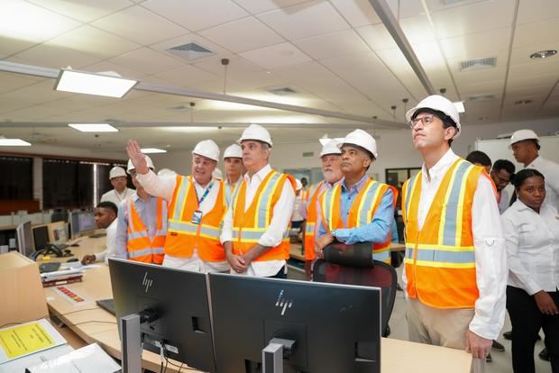 El ministro Joel Santos y el presidente Luis Abinader, mientras realizaban una inspección en la planta Energas 4, en San Pedro de Macorís