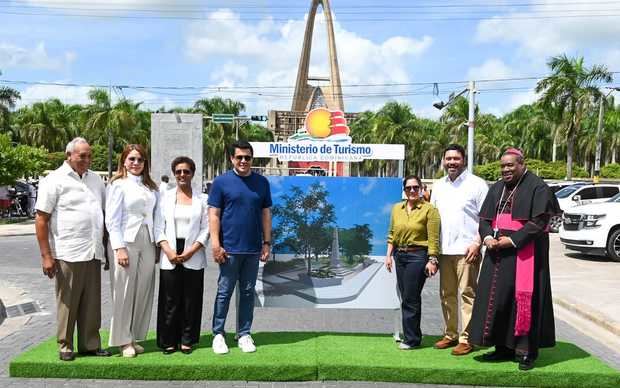 Francisco Rodríguez, alcalde de San Rafael de Yuma; Carmen de la Rosa, diputada; Daysy De Óleo, gobernadora; David Collado, ministro de Turismo, Karina Aristy, alcaldesa de Higuey; Rafael Duluc, senador y Monseñor Jesús Castro Marte, Obispo Basílica Catedral de La Altagracia.