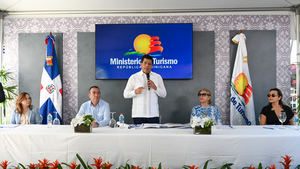 Ministro Collado entrega 11 calles reconstruidas en Ciudad Colonial