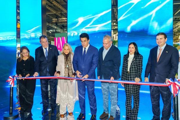 Ministro de Turismo, David Collado, realiza el corte de cinta en el stand dominicano en la feria turística de Londres, Inglaterra. A su derecha la embajadora dominicana, Rosa Hernández de Grullón, Martín de Oliva y Aguie Lendor. A la izquierda de Collado Luis Emilio Rodríguez, Deyanira Papaterra y Andrés Marranzini.