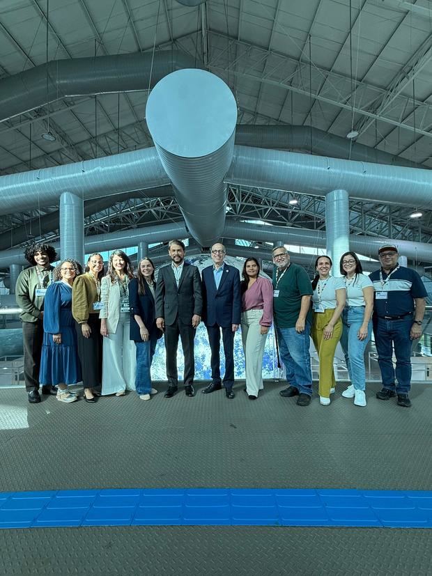Parte de la delegación dominicana con el embajador dominicano en Brasil, Robert Takata.