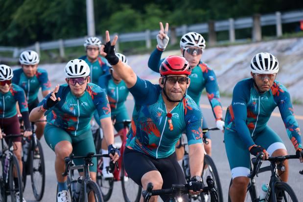 Al finalizar el recorrido, los ciclistas regresaron al punto de salida, donde les esperaba una cálida bienvenida.