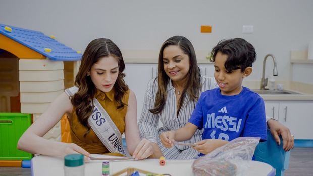 CAID recibe a la Miss Universo Fátima Bosch en visita de sensibilización sobre el autismo.