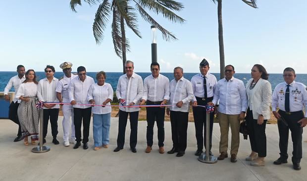 Presidente Abinader y ministro Collado inauguran segunda etapa del malecón de Santo Domingo Este.