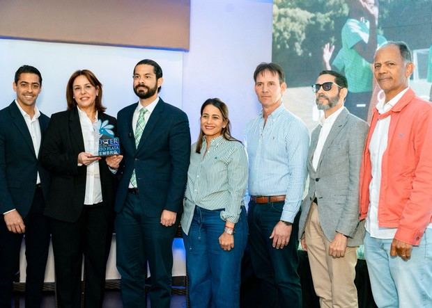 Miembros de la Junta Directiva del Clúster entregan membresía honoraria a Redik Pérez, presidente de ADOTURD