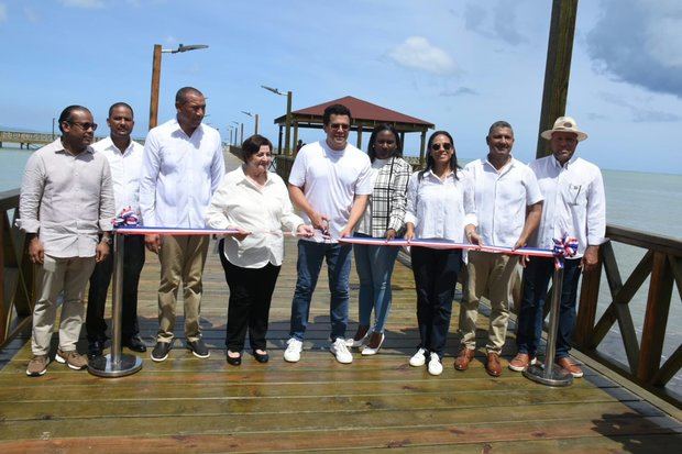 Ministro Collado entrega reconstruido muelle turístico de Miches