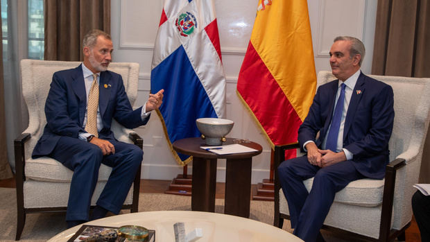 El Rey de España conversa con el presidente Luis Abainader.