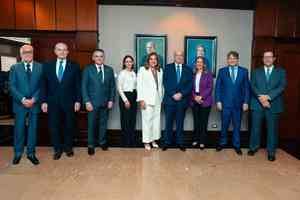 Desde la izquierda, los señores Marcial M. Najri C., Manuel E. Tavares S., Pedro G.
Brache Álvarez, María Jesús Fernández, Dolores Pozo Perelló, Marino D. Espinal, Cynthia T.
Vega, Práxedes J. Castillo Báez y José Armando Bermúdez Madera.