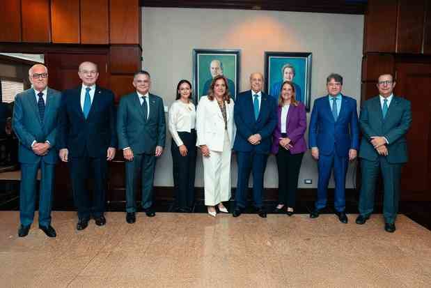 Desde la izquierda, los señores Marcial M. Najri C., Manuel E. Tavares S., Pedro G.
Brache Álvarez, María Jesús Fernández, Dolores Pozo Perelló, Marino D. Espinal, Cynthia T.
Vega, Práxedes J. Castillo Báez y José Armando Bermúdez Madera.