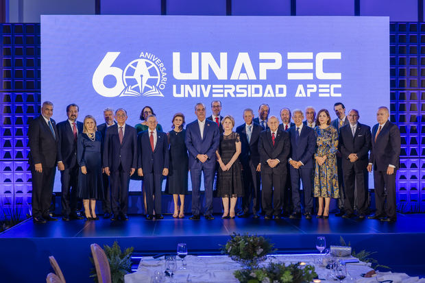 Elena Viyella, presidenta de la junta de directores, el presidente Luis Abinader, el rector de UNAPEC, Erik Perez Vega, junto al grupo Apec.