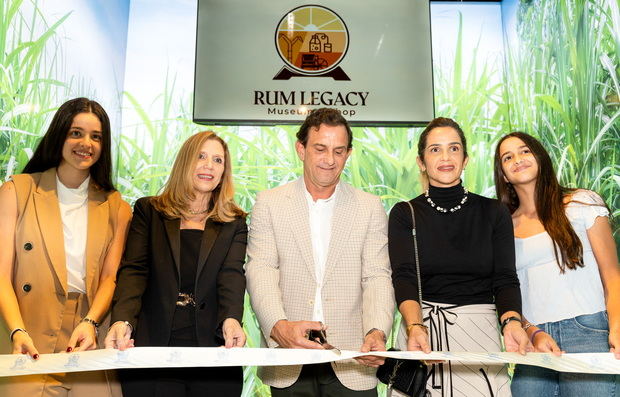 Sophia Pou Rodríguez, Lisette Fernández Brugal, Simon Fernández Brugal, Karla Rosales de Fernández y Karlotta Fernández Rosales.