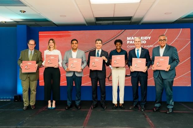 De izquierda a derecha los señores Felipe Vicini, María Elena Moré,
Kelvin Cruz, Christopher Paniagua, Marileidy Paulino, René Grullón Finet y Luis Mejía Oviedo.