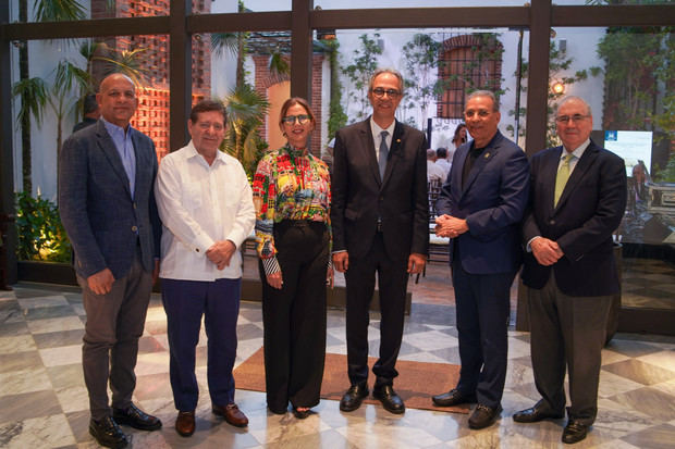 De izquierda a derecha, los señores José Enrique Delmonte, Adolfo López Belando, Carmen Rita Cordero, José Mármol, Osiris de León y Manuel García Arévalo.