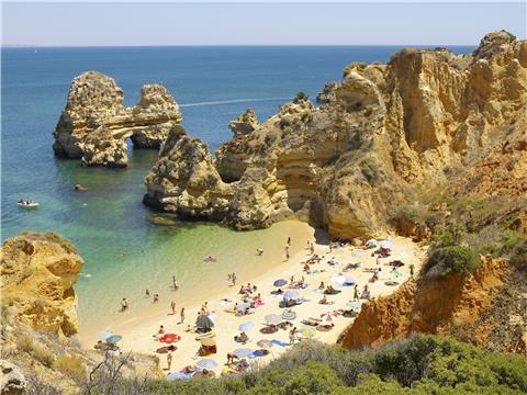 Portugal se da el primer chapuzón con turistas y confusión por la mascarilla.