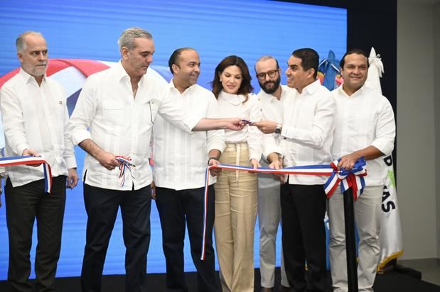 El presidente Luis Abinader realiza el corte de cinta durante la
inauguración del edificio CoopReservas en presencia de Samuel
Pereyra, presidente ejecutivo de Banreservas.