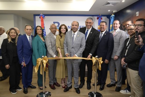 El presidente ejecutivo de Banreservas, Samuel Pereyra, corta la cinta
inaugural de la feria inmobiliaria en Nueva York, acompañado por el cónsul
general en New Jersey, José Francisco Santana; la presidenta del
Voluntariado Banreservas, Noelia García de Pereyra; el cónsul general de
Nueva York, Jesús Vásquez; ejecutivos de la entidad financiera y
representantes de esas dos localidades estadounidenses.