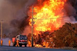 Bomberos trabajan para extinguir incendio en f&#225;brica Brugal de Puerto Plata 