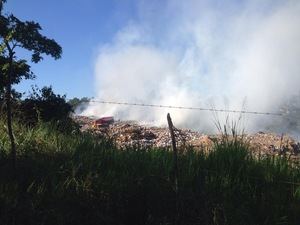 Se intensifica incendio en vertedero de Jarabacoa