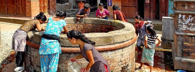 Mujeres extraen agua de un pozo en Nepal.