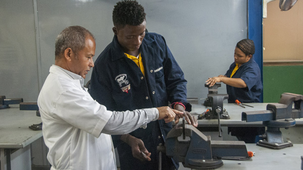 Los encargados de talleres y técnicos docentes compartirán experiencias con el especialista