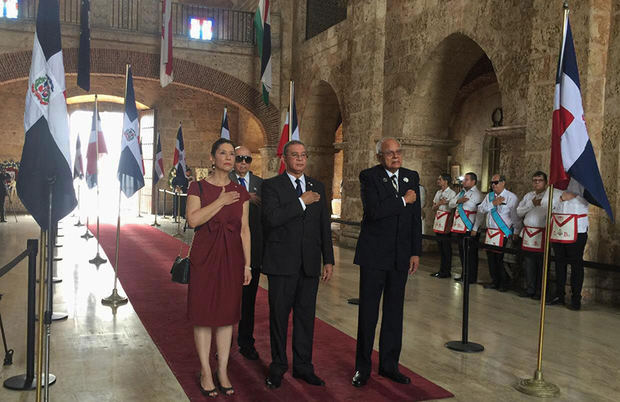 Ana María Coén, Wilson Gómez y Julio Rodríguez Grullón, presiden la ofrenda floral en el Pateón Nacional.