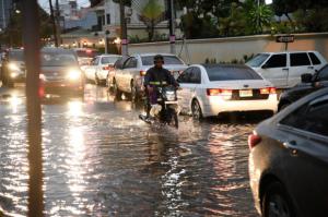 Elevan nivel de alerta en seis provincias por incremento de las lluvias