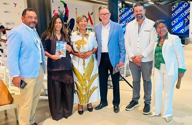 Invitados al acto inaugural Expoturismo y presentación Guía Destino Santiago.