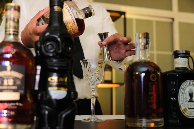 Invitados disfrutaron de una selecta cata de rones, guiada por expertos que compartieron las características y notas distintivas de cada etiqueta.