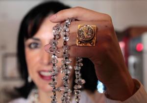 Diseñadora mexicana crea joyas con materiales amigables con el medioambiente