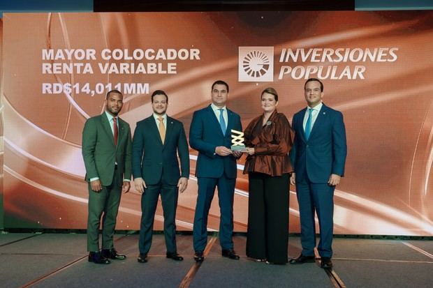 El señor José Manuel Cuervo, vicepresidente de Filiales del Mercado de Valores del Grupo Popular, junto a su equipo, recibió el premio de manos de Elianne Vilchez, vicepresidenta ejecutiva de la Bolsa y Mercado de Valores de la República Dominicana.