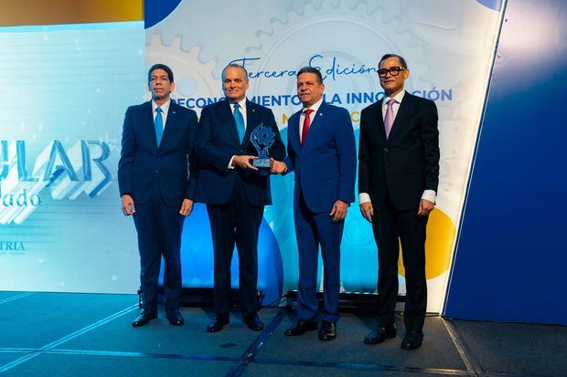 De izquierda a derecha, los señores Karel Castillo, Luis E. Espínola, Rafael Cruz y
Eddy Olivares.