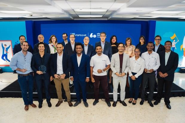 Ganadores de la séptima edición de Impúlsate Popular junto ejecutivos de la entidad
bancaria.