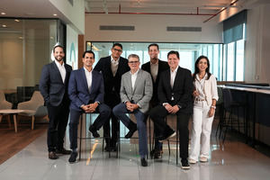 De izquierda a derecha: Erick I. Almonte C., Gerente de División de Riesgo; Fernando E. Ruiz A., Vicepresidente Área de Negocios; Giovanni U. De Smet G., Vicepresidente Área de Arquitectura Tecnológica; Arturo M. Grullón F., Vicepresidente Ejecutivo - Gerente General; Gustavo E. Sahdalá V., Gerente de División de Operaciones; Luis A. Del Toro C., Vicepresidente Área de Finanzas, Contraloría y Planificación; Laura Báez G., Gerente de División de Gestión Humana y Agilidad.
