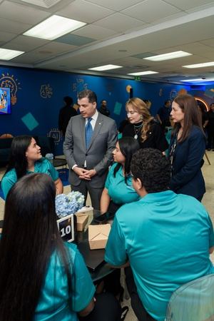 El presidente ejecutivo del Banco Popular, señor Christopher Paniagua, estuvo presente en la ceremonia de premiación. Lo acompañan en la foto, desde la izquierda, las señoras Antonia Antón de Hernández y María Povedano, junto a colaboradores participen en la maratón de cocreación.