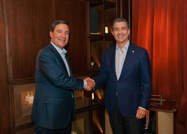 De izquierda a derecha, los señores Mark Monaco y Christopher Paniagua.